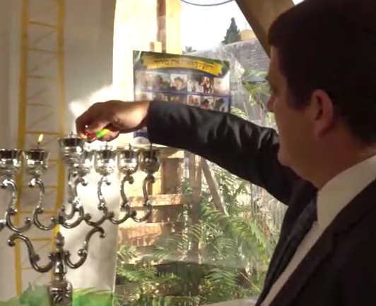 צפו: הדלקת נרות חנוכה בכניסה להר הבית
