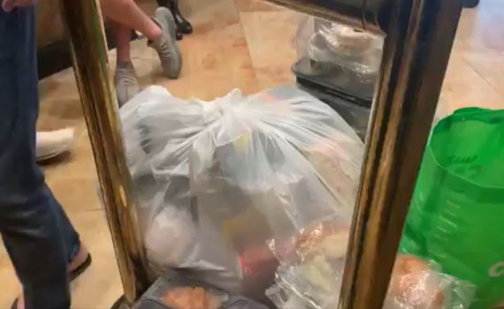 צפו: מרד במלוניות הקורונה; שוהים מאיימים לשבות רעב