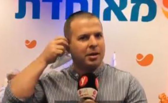 כמה זמן לקח לכתב הסרוג להוריד את המסכה?  צפו