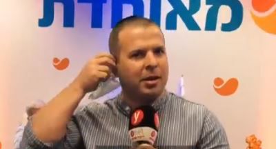 כמה זמן לקח לכתב הסרוג להוריד את המסכה?  צפו