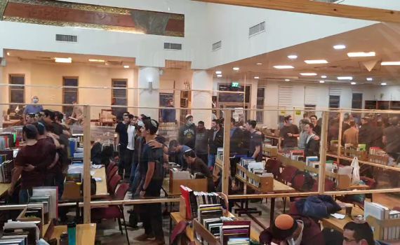 בצל הקורונה: ההדלקה המסורתית בישיבת קריית שמונה. צפו