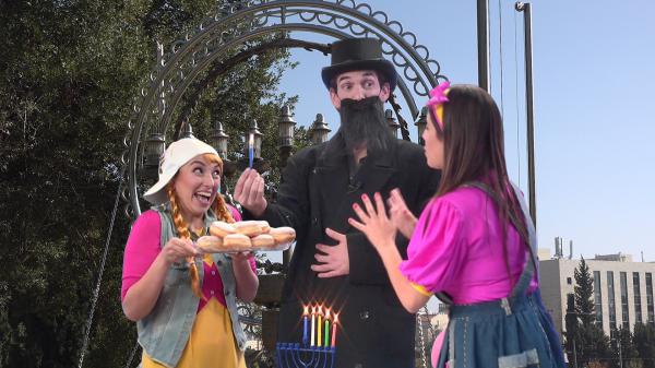 חנוכה בסרוגים: אביה נוחתת במנורת הר הרצל. פרק 4