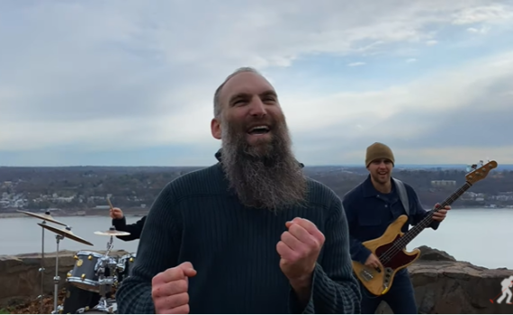 מדליק: שירי חנוכה בגרסת סטיבי וונדר. צפו