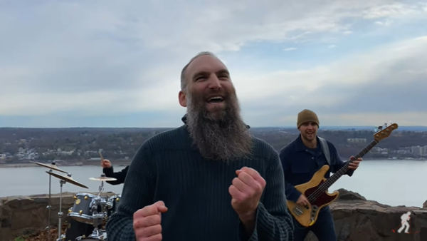 מדליק: שירי חנוכה בגרסת סטיבי וונדר. צפו