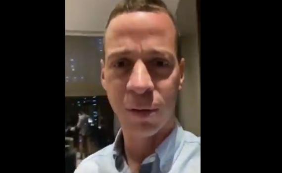 אמיתי לגמרי: עמית סגל נתפס עם המכנסיים למטה