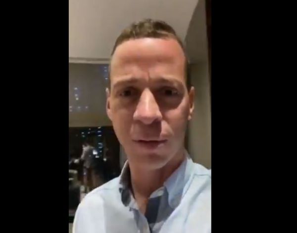 אמיתי לגמרי: עמית סגל נתפס עם המכנסיים למטה