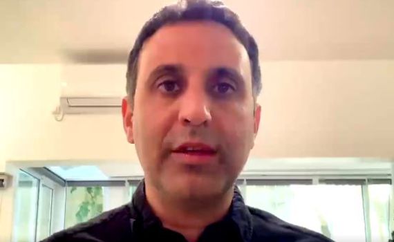 יניב ביטון מכה שנית: צפו בחיקוי הקורע והמדוייק