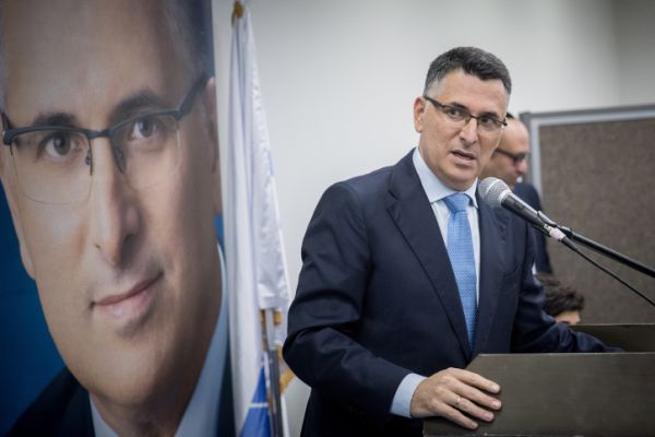 סקר מנדטים: סער עוקף את לפיד ונצמד לבנט