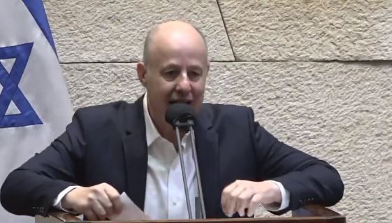 עימות סוער במליאה: בושה שהיית קצין בכיר בצבא. צפו