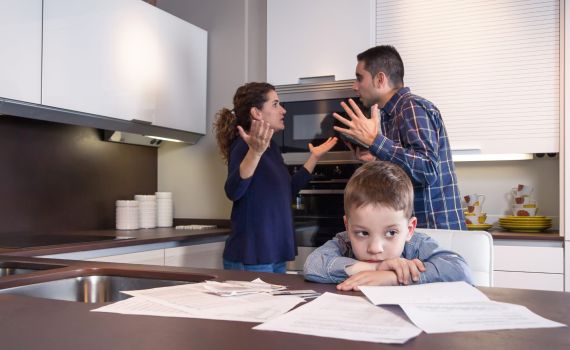 האם ילדים צריכים להתערב כשיש מתח בין ההורים?