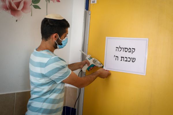הגנים וכיתות א'-ד' וי"א-י"ב ילמדו במתכונת רגילה