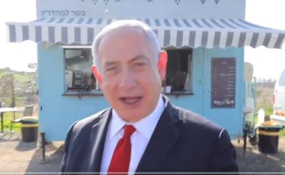 צפו: איפה נתניהו עצר לאכול פלאפל?