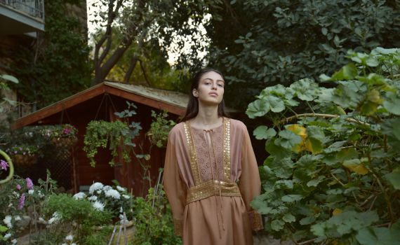 הפקת אופנה ירושלמית עם מגוון פריטים צנועים