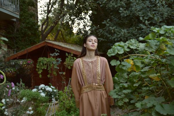 הפקת אופנה ירושלמית עם מגוון פריטים צנועים