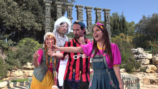 חנוכה בסרוגים: אביה נוחתת במנורת הכנסת. פרק ראשון