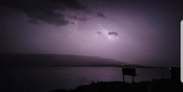 מטורף: סופת ברקים מעל הכנרת. צפו