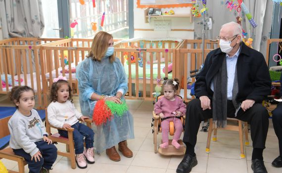 ריבלין: "אתם עושים ניסים ומדליקים נרות רבים מפך שמן קטן"