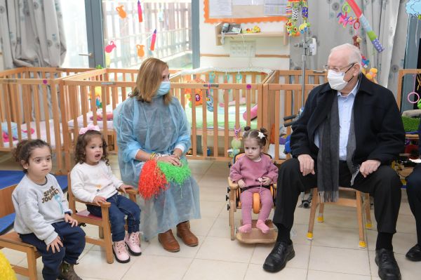 ריבלין: "אתם עושים ניסים ומדליקים נרות רבים מפך שמן קטן"