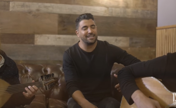 צפו: משה פרץ במחווה לנעמי שמר