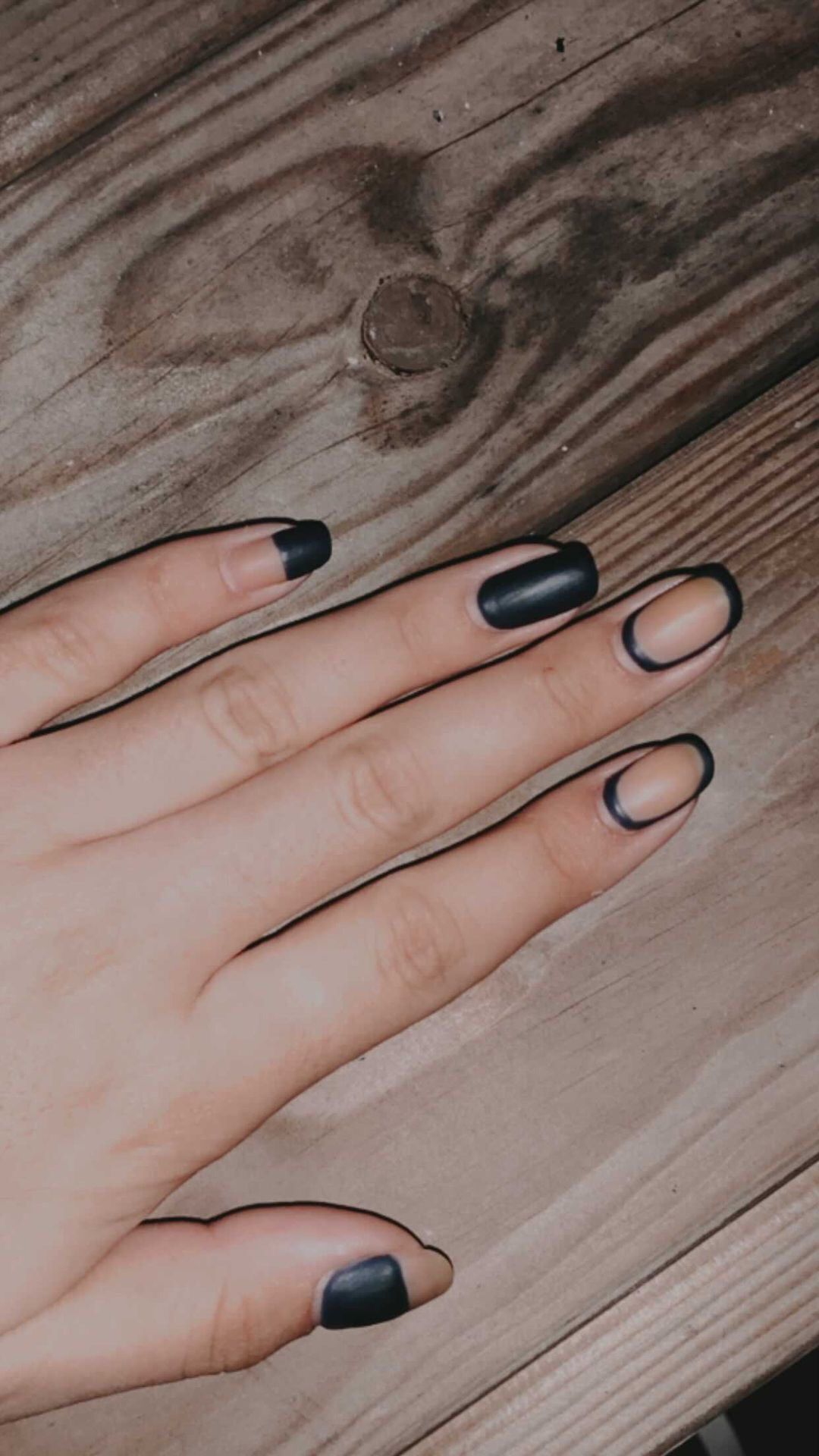 פוסט קורונה: לשלם על לק במראה מתקלף