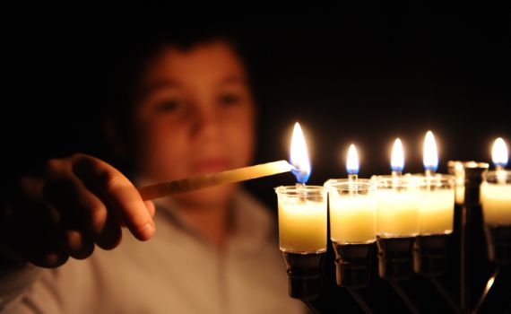 על זוגיות דייטים והסגולה המיוחדת של החנוכיה