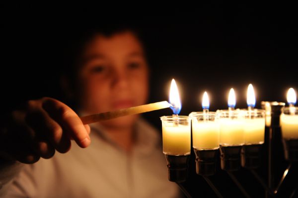 על זוגיות דייטים והסגולה המיוחדת של החנוכיה