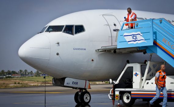 נוסעים שנוחתים מבריטניה מועברים בכפייה למלונית