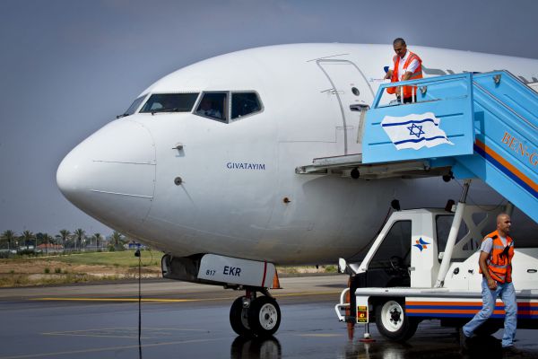 נוסעים שנוחתים מבריטניה מועברים בכפייה למלונית