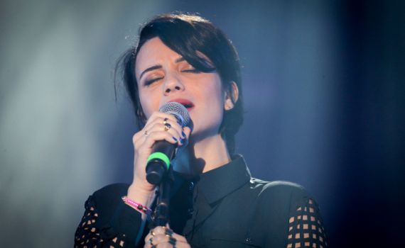 נינט טייב שרה לזכרו של צביקה פיק