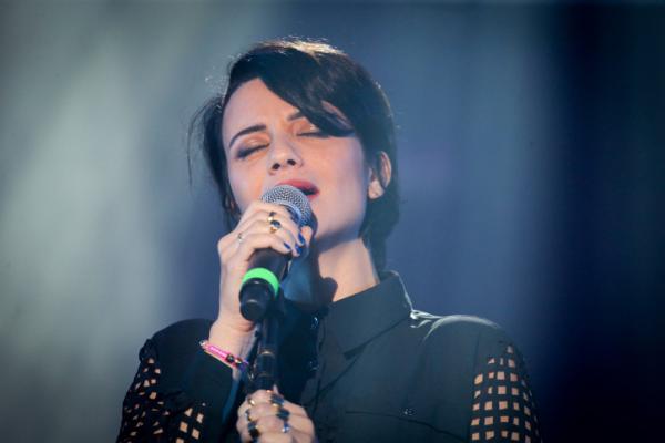 נינט טייב שרה לזכרו של צביקה פיק