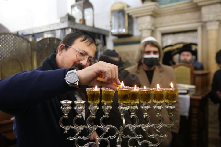 צפו: איך זה שכולם מדליקים נרות באותה מנגינה?
