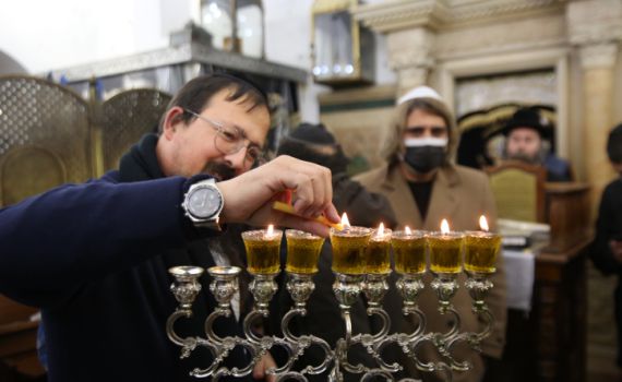 צפו: איך זה שכולם מדליקים נרות באותה מנגינה?
