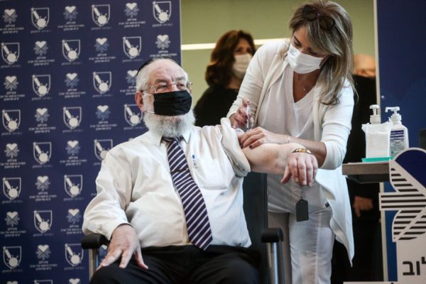 לאחר חודשים של מגפה: החל מבצע החיסונים
