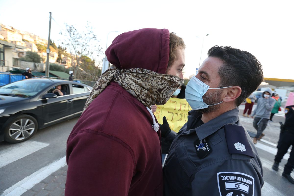 משטרה חלשה יודעת להרביץ רק לאנשים חלשים