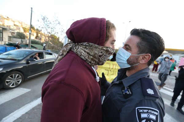 משטרה חלשה יודעת להרביץ רק לאנשים חלשים