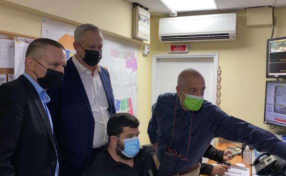 אחרי הפלאפל של נתניהו, גנץ יצא לביקור בקניון