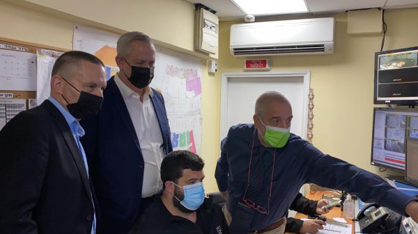 אחרי הפלאפל של נתניהו, גנץ יצא לביקור בקניון