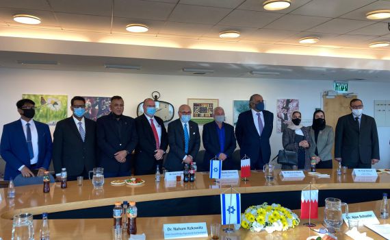 פירות השלום: השר שוסטר נפגש עם משלחת מבחריין