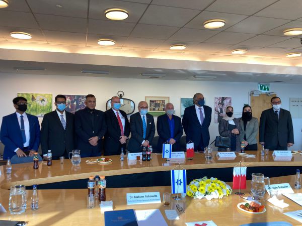 פירות השלום: השר שוסטר נפגש עם משלחת מבחריין