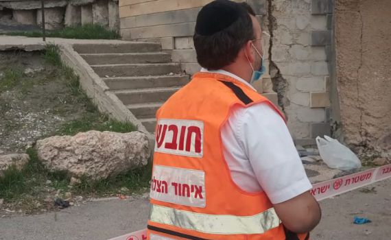 נער נפצע אנוש לאחר שנפל מגדר שקרסה בבית שמש