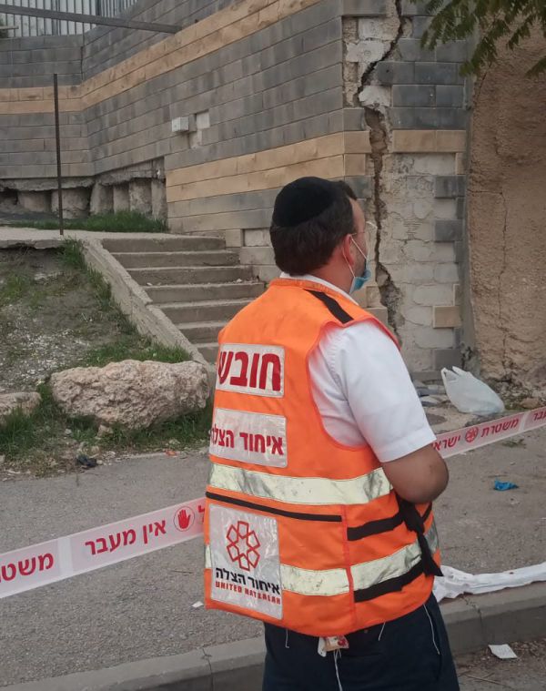 נער נפצע אנוש לאחר שנפל מגדר שקרסה בבית שמש