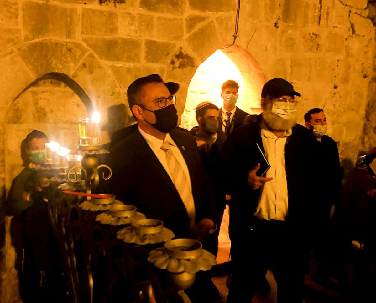 צפו: ראש עיריית ירושלים מדליק חנוכיה בכותל הקטן