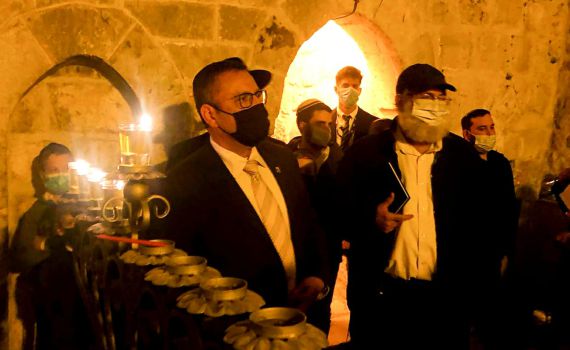 צפו: ראש עיריית ירושלים מדליק חנוכיה בכותל הקטן