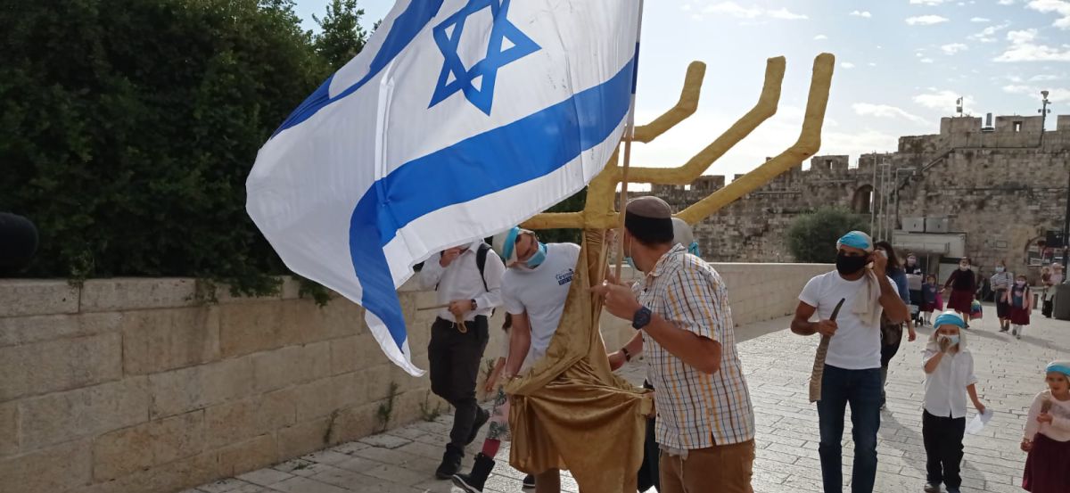 צפו: ניסיון להעלות דגם של מנורת המקדש להר הבית