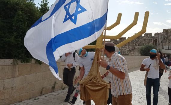 צפו: ניסיון להעלות דגם של מנורת המקדש להר הבית