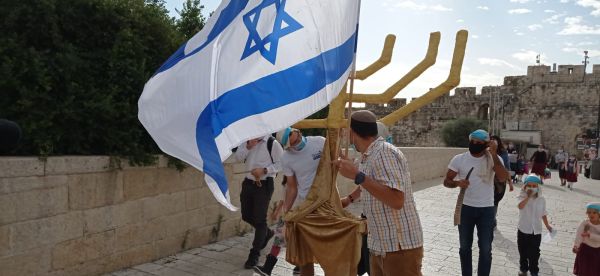 צפו: ניסיון להעלות דגם של מנורת המקדש להר הבית