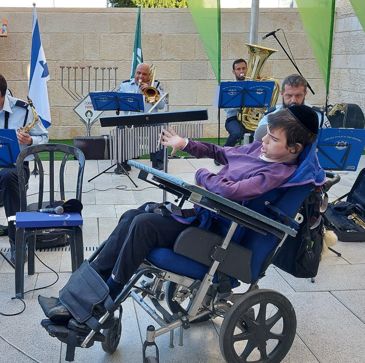 תזמורת המשטרה הדליקה נרות בבית הספר של עלה