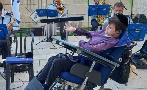 תזמורת המשטרה הדליקה נרות בבית הספר של עלה