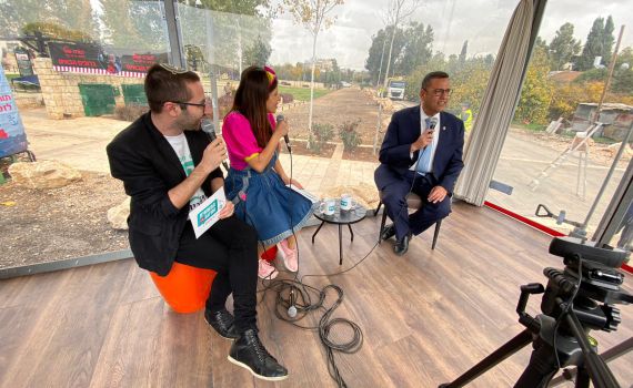 צפו: המשאית הסרוגה עולה לחגוג חנוכה בירושלים