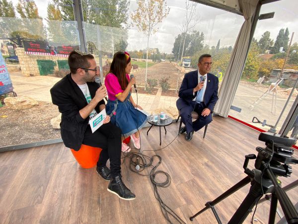 צפו: המשאית הסרוגה עולה לחגוג חנוכה בירושלים